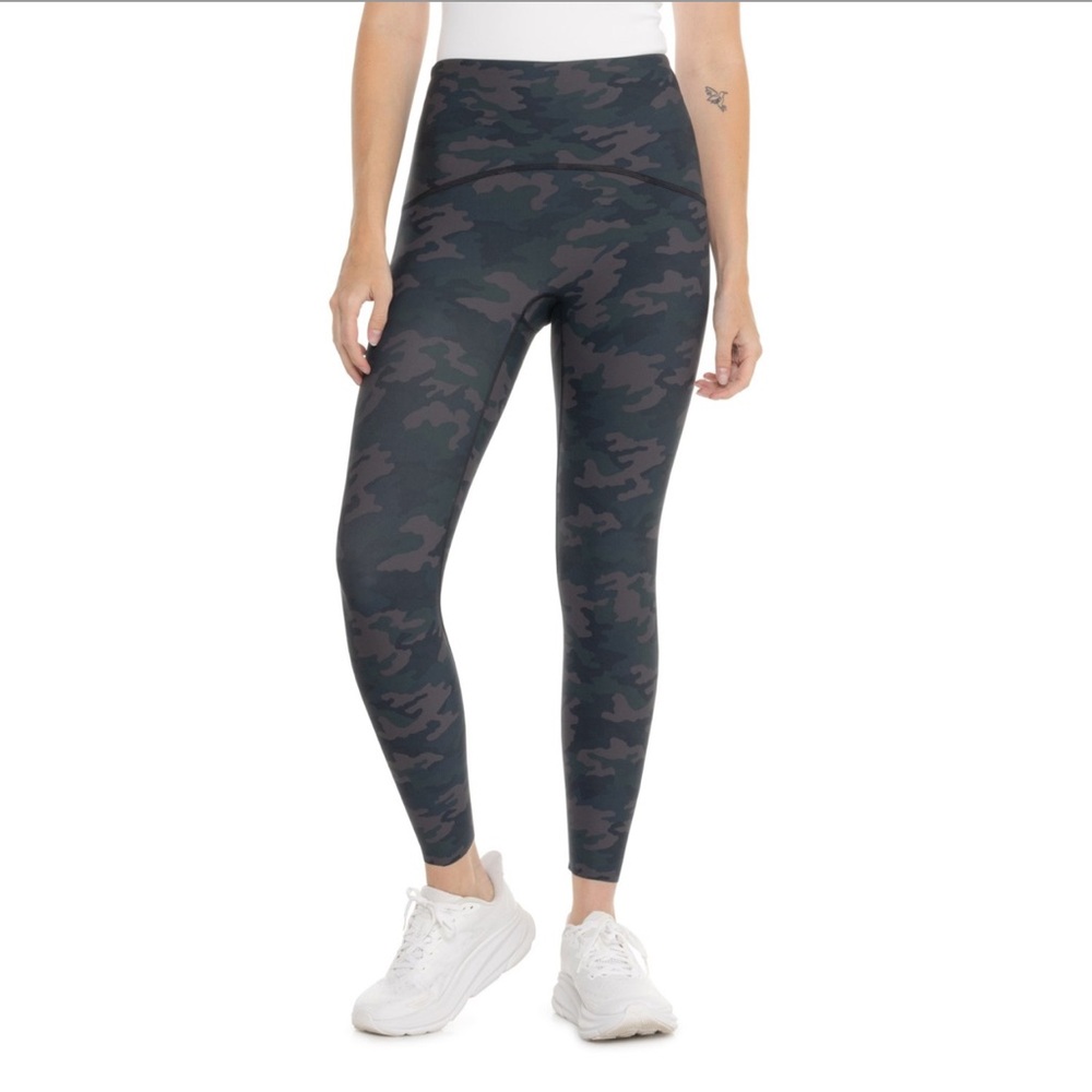 #235. NWT. SPANX Booty Boost 7/8 Printed Camo Leggings - Picture 1 of 13